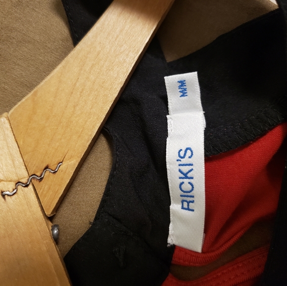 Red/Black top with asymmetrical hem - Picture 3 of 4